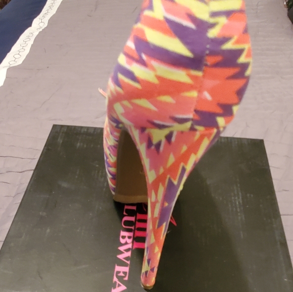 Heels - Picture 3 of 4